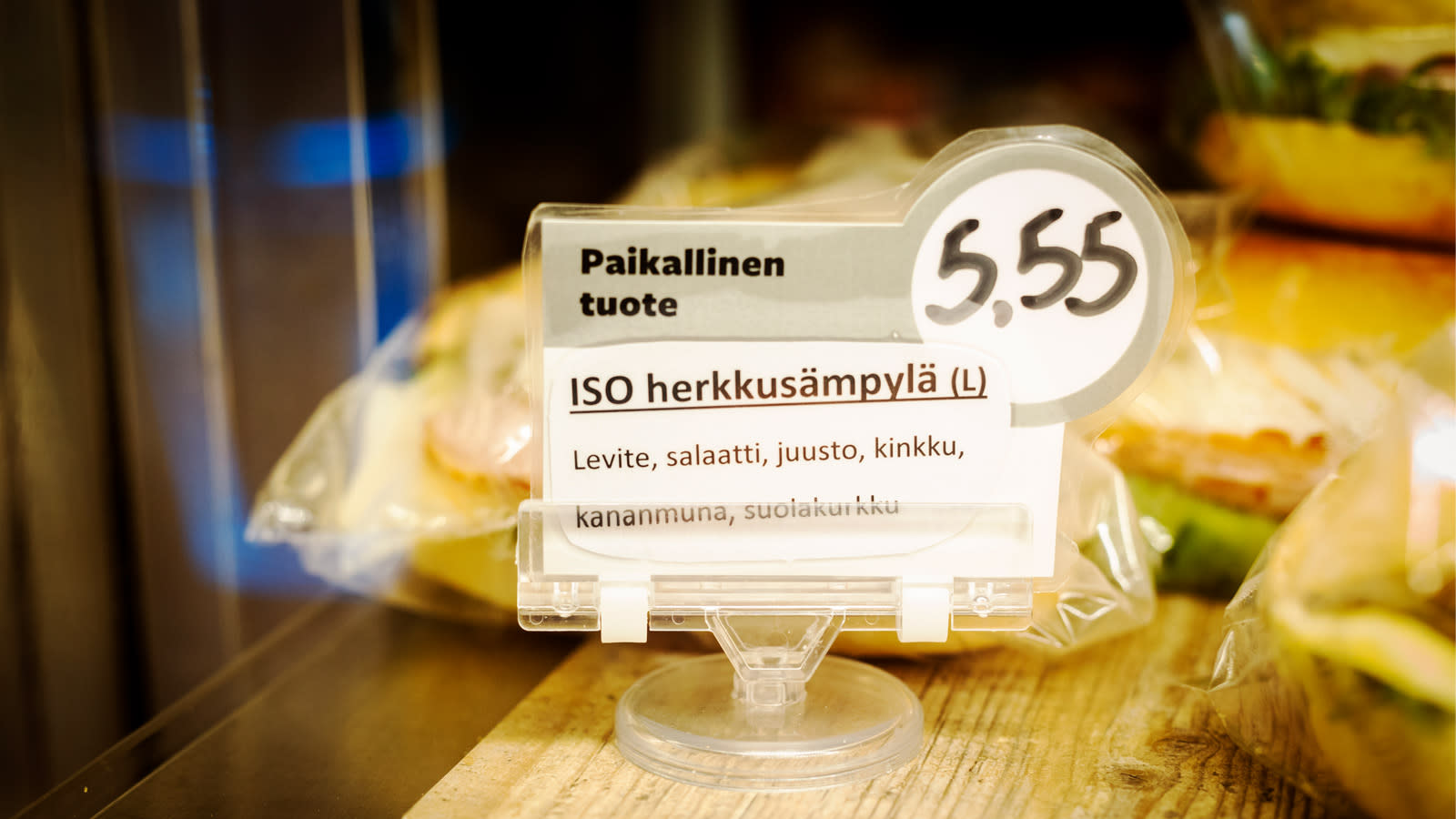 Muoviin pakattu täytetty sämpylä. Hinta 5.55 euroa.