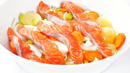 Lado voideltuun vuokaan vuorotellen kasviksia ja lohta.