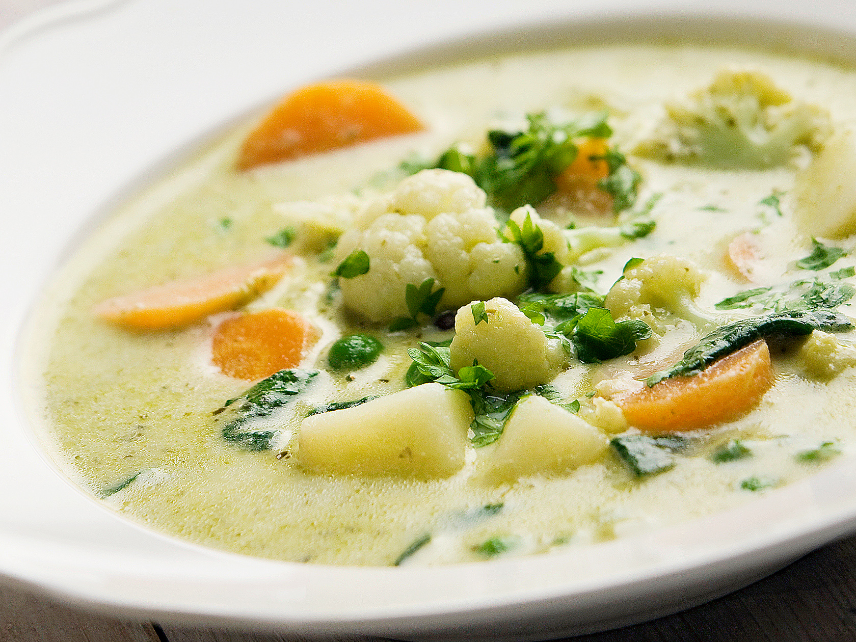 Pestolla maustettu kesäkeitto