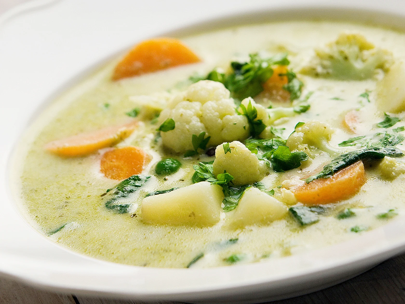 Pestolla maustettu kesäkeitto