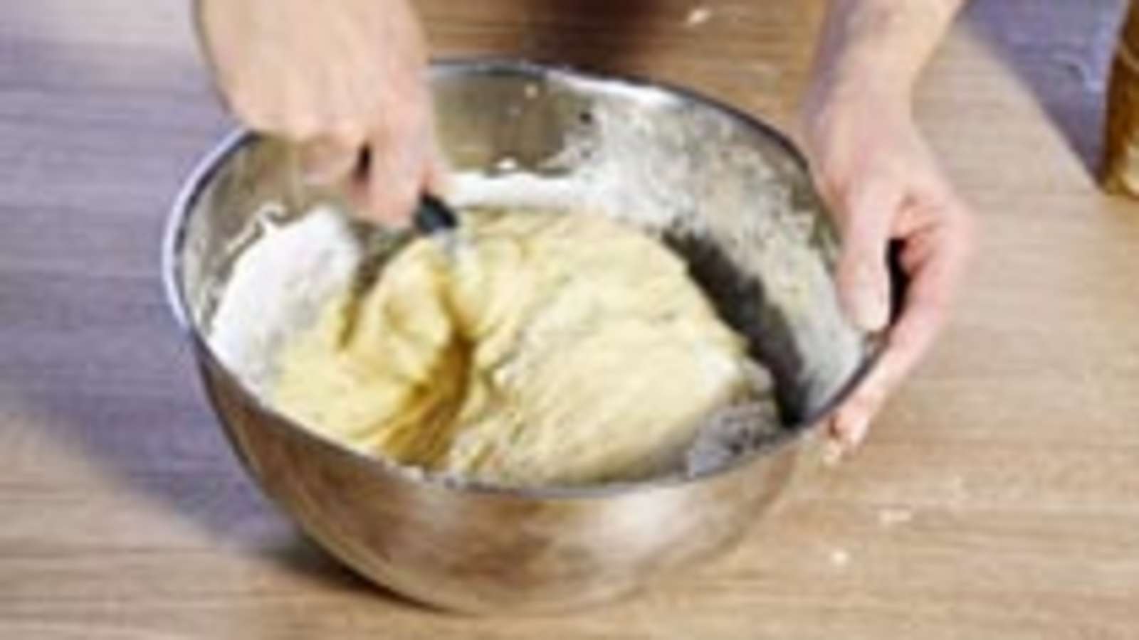 Lisää sokeri, kardemumma, suola, munat ja margariini.