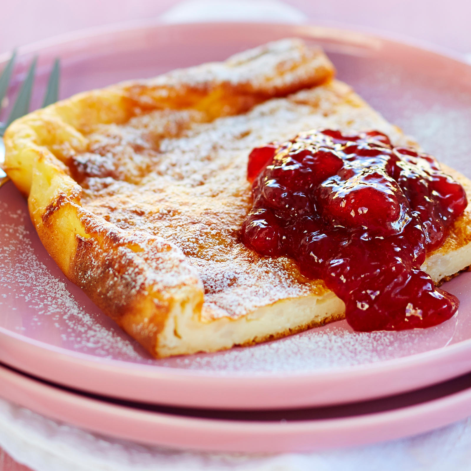 Ahvenanmaan pannaria ja hilloa lautasella.