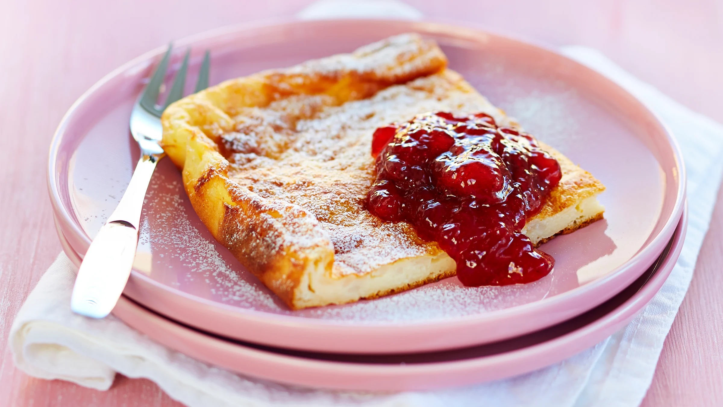 Ahvenanmaan pannaria ja hilloa lautasella.