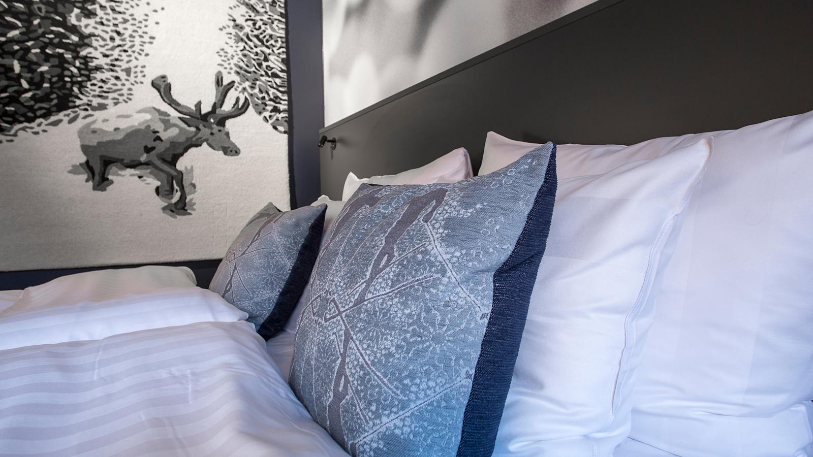 Sokos Hotel Presidentissä pääsee nykyään seikkailemaan. Paola Suhosen suunnittelema uusi ilme johdattaa asiakkaat keskelle suomalaista juhannusta, sisua ja hiljaisuutta.