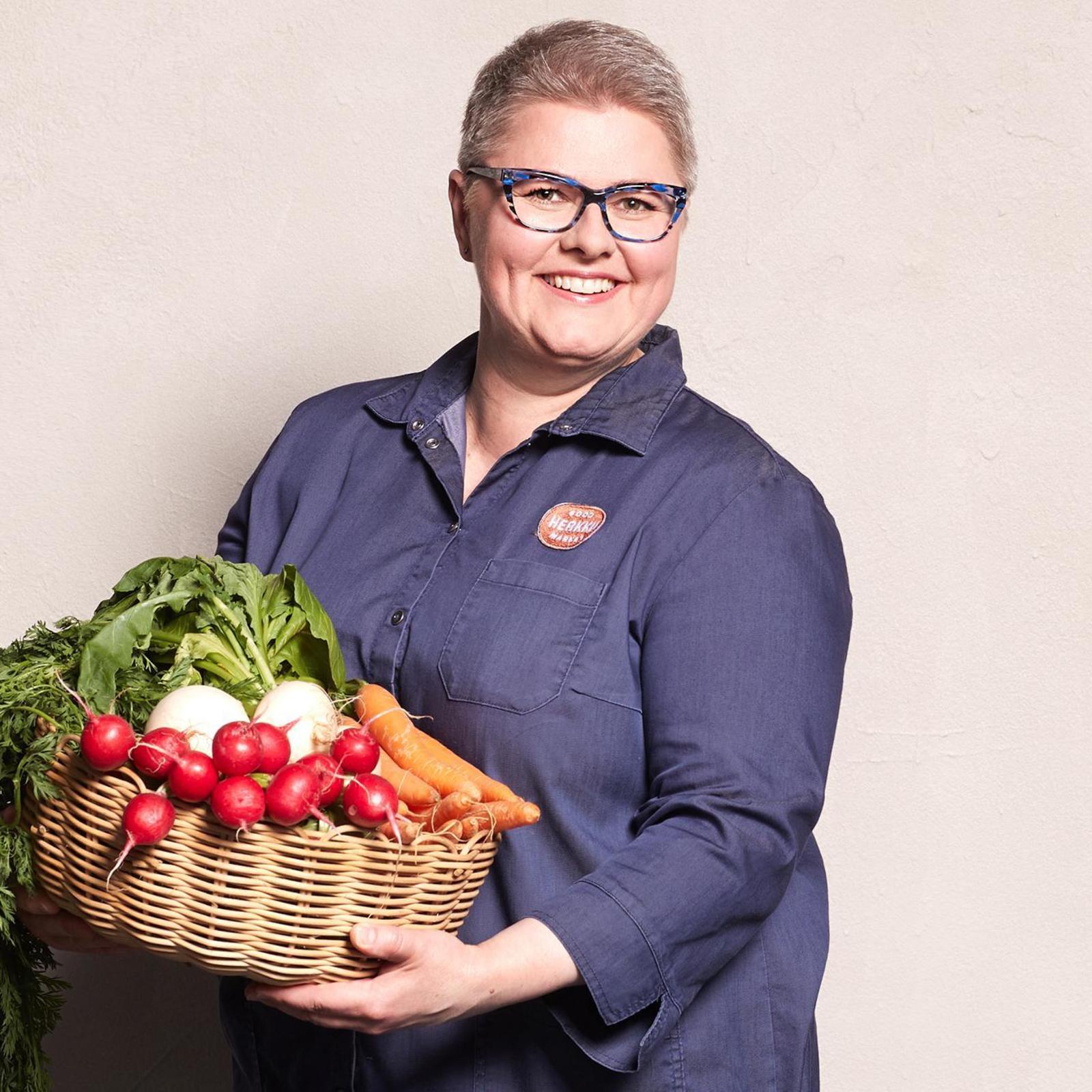 ”Kotimaisia juureksia on aina kaupassa tarjolla, ja niiden hinnat ovat edullisia”, Soile Koivunen muistuttaa.