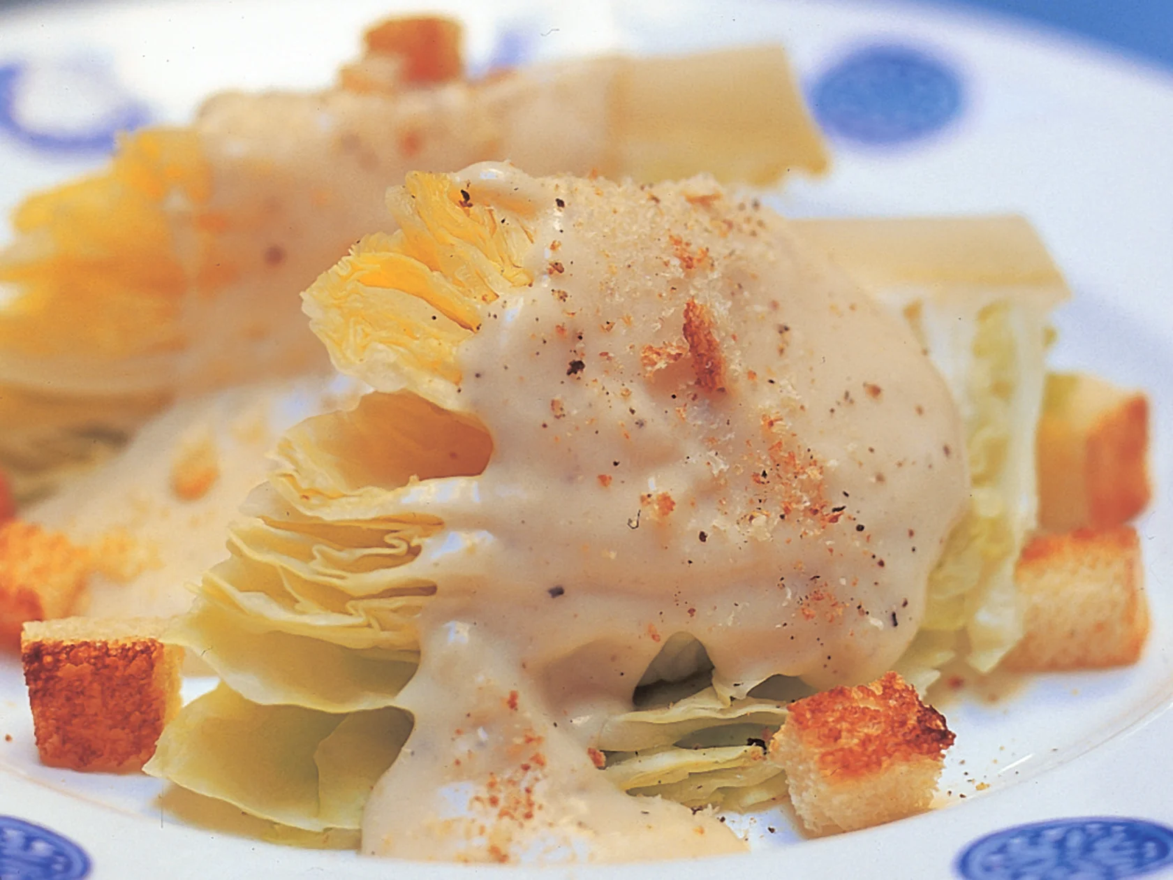 Juustokastikkeella kuorrutettu varhaiskaali