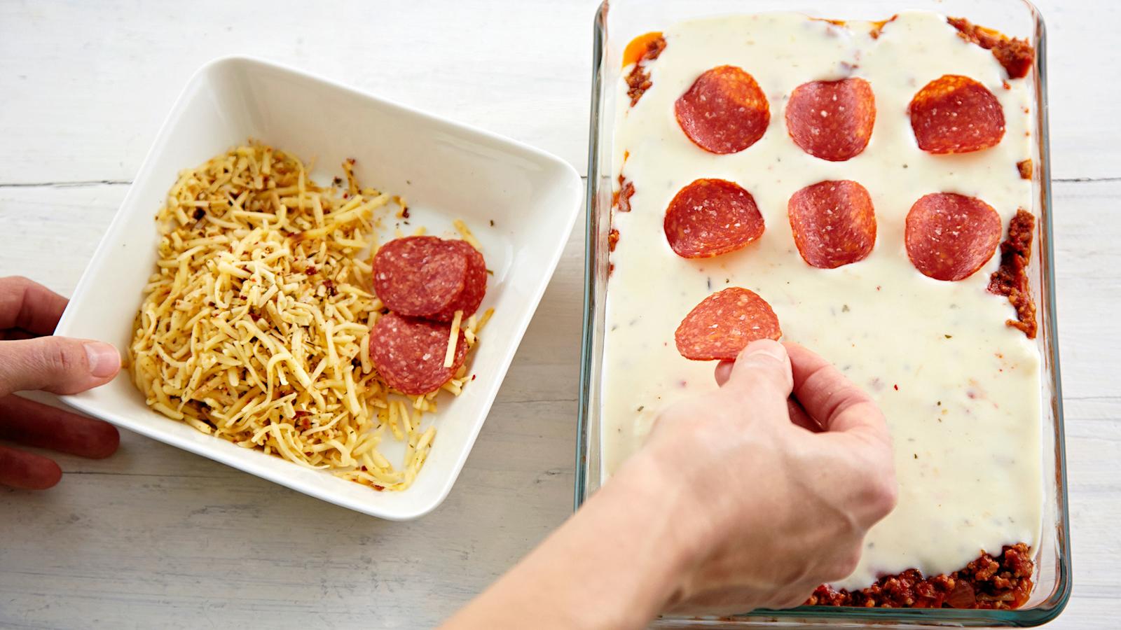 Valuta pinnalle loppu jauheliha- ja juustokastike. Aseta päälle pepperoniviipaleet ja ripottele pinnalle loppu juustoraaste. Kypsennä lasagnea 200-asteisessa uunissa noin 40 minuuttia. Anna vetäytyä 15 minuuttia folion alla ennen tarjoilua.