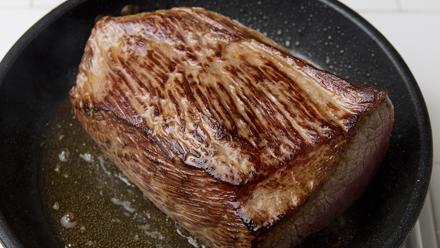 Nosta paisti uunivuokaan. Hiero pintaan suola ja mustapippuri.