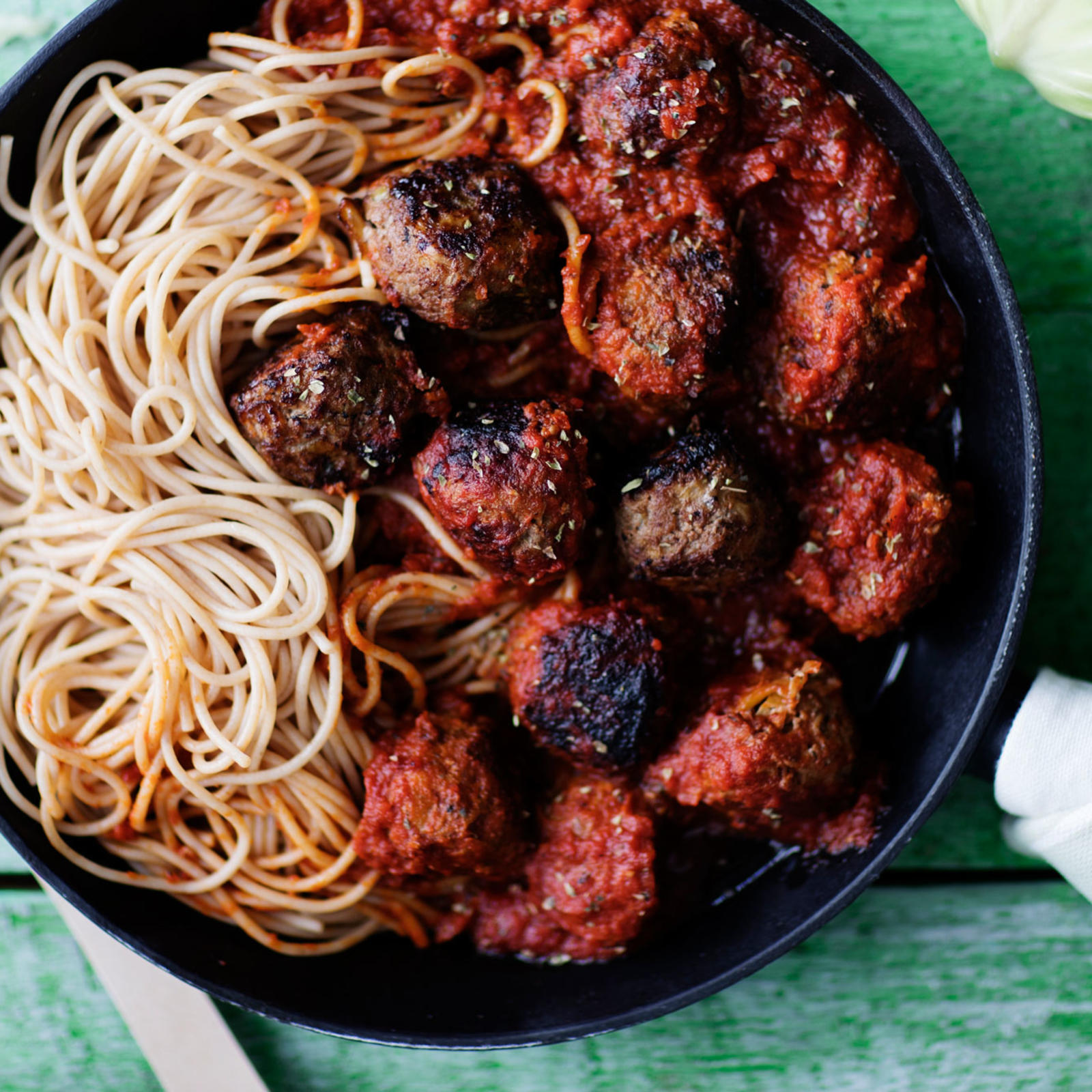 Kaali-lihapullat ja nopea tomaattikastike