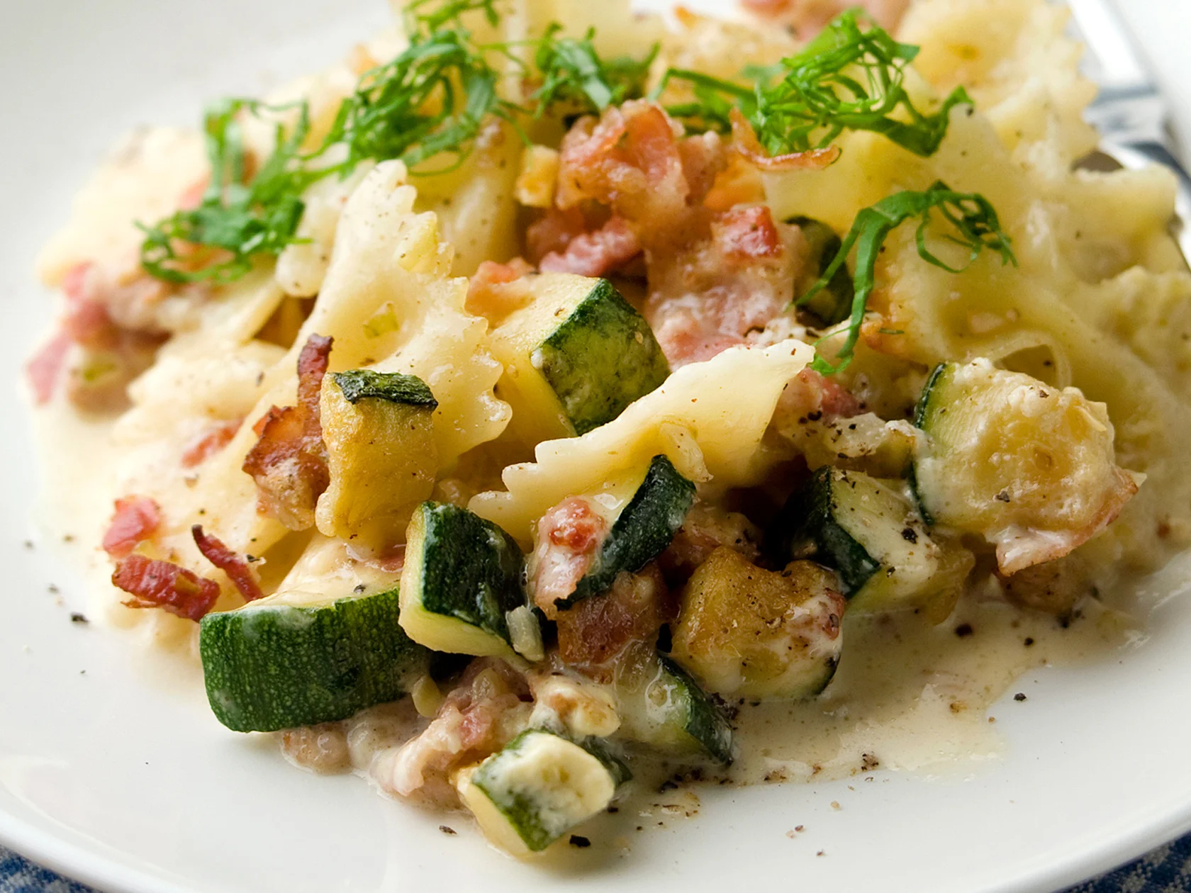 Carbonara-kesäkurpitsavuoka