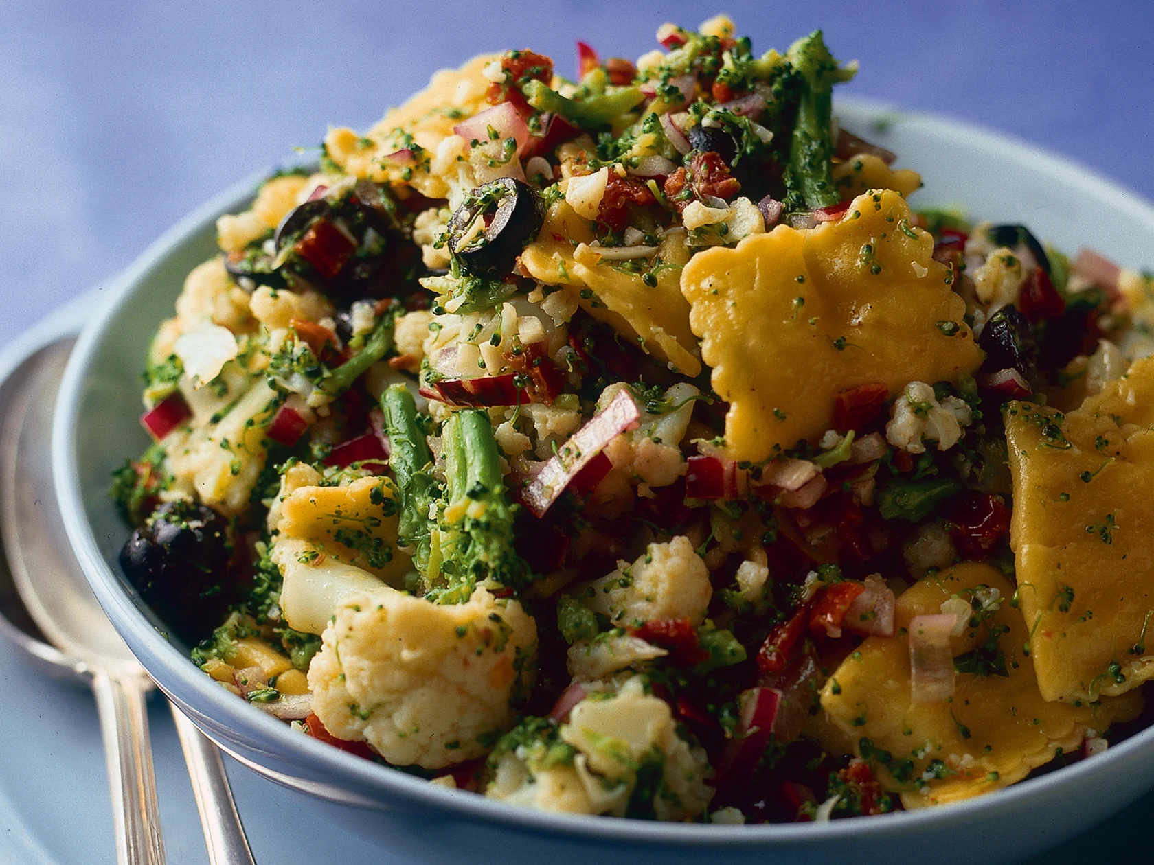 Kesäinen raviolisalaatti