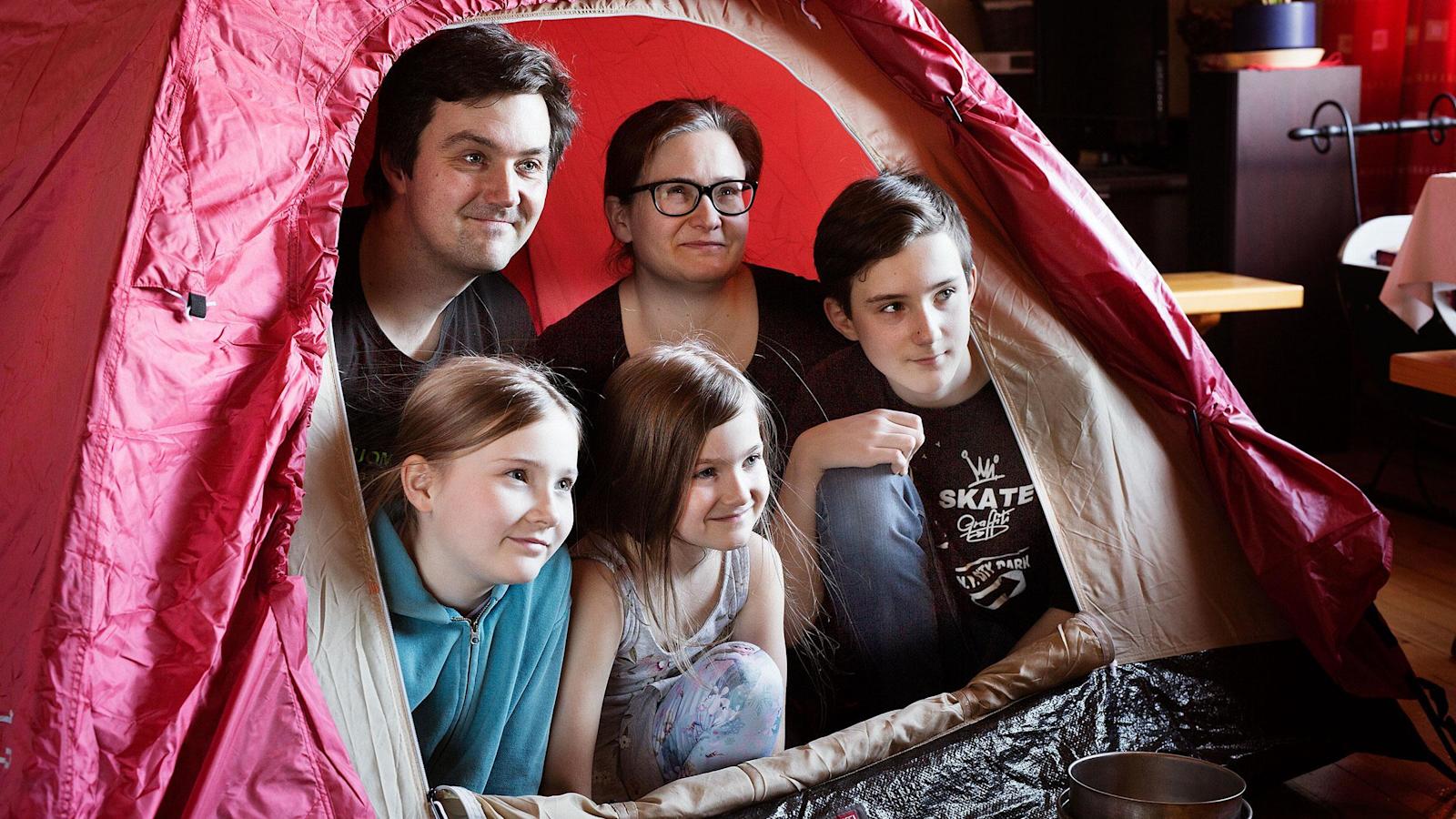 Timo Koli ja Reetta Kivi sekä lapset Paula, Saara ja Toivo ovat kokeneita telttailijoita.