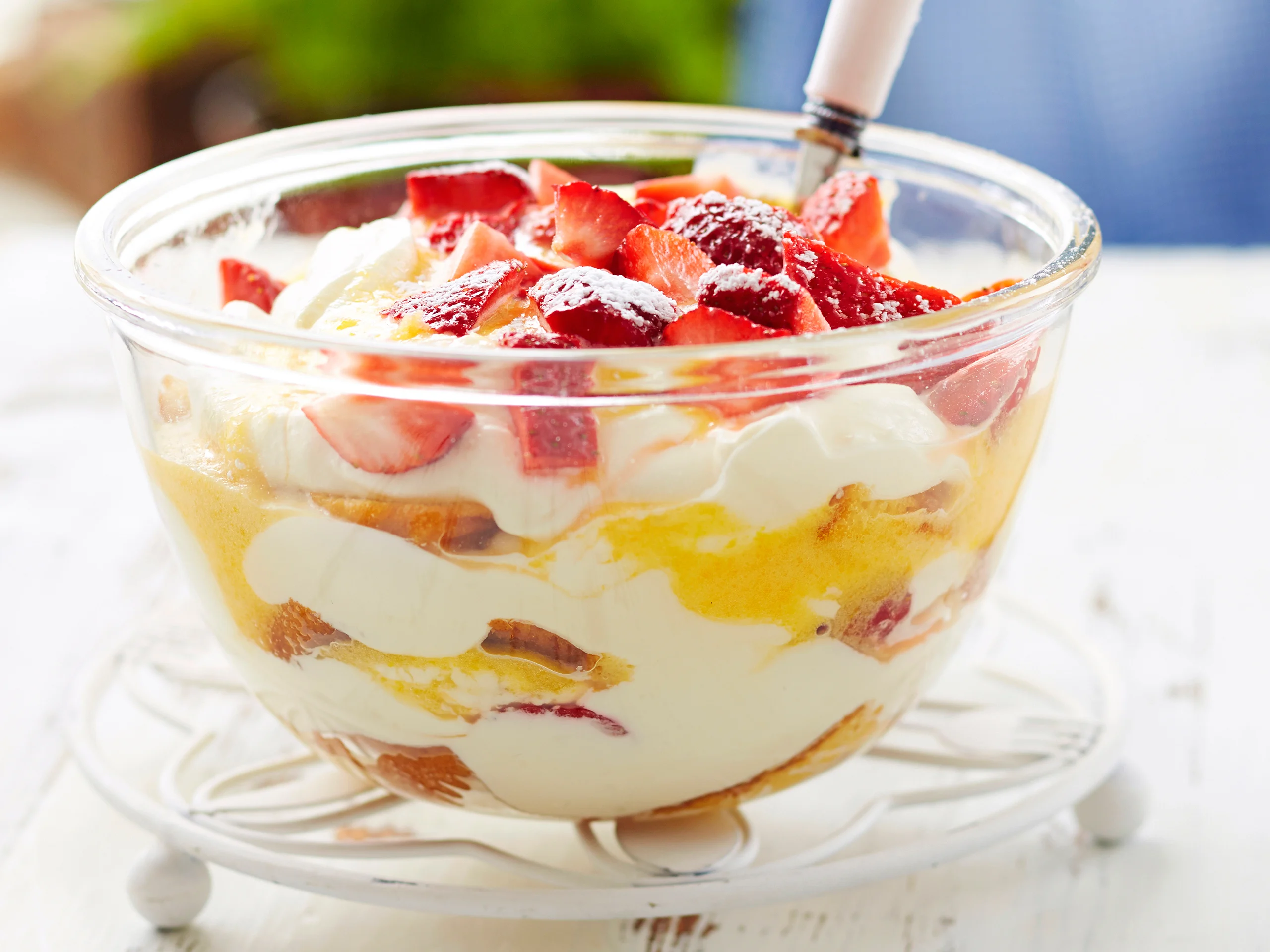 Sitruuna-mansikkatrifle