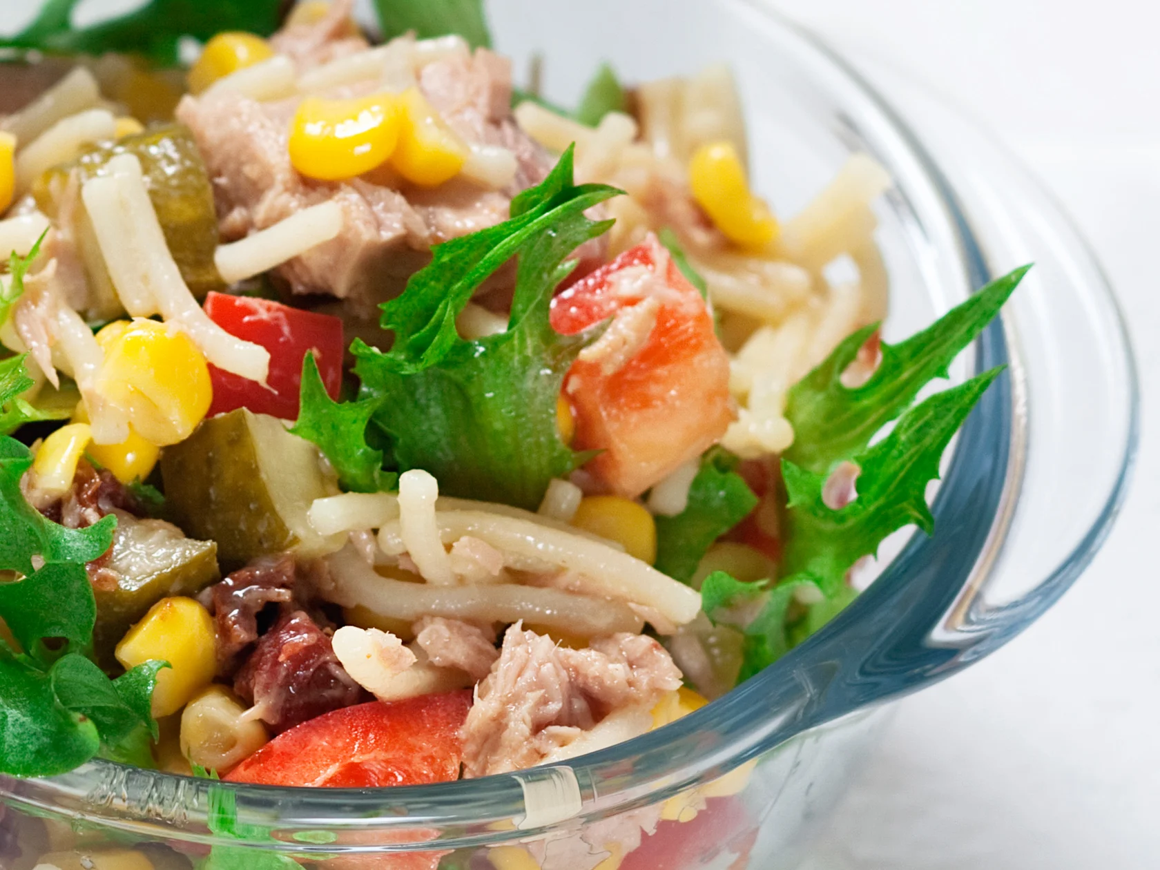 Tonnikala-spaghettisalaatti