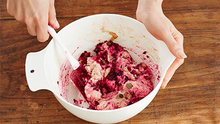 Lisää jauheliha ja loput ainekset. Sekoita tasaiseksi massaksi.