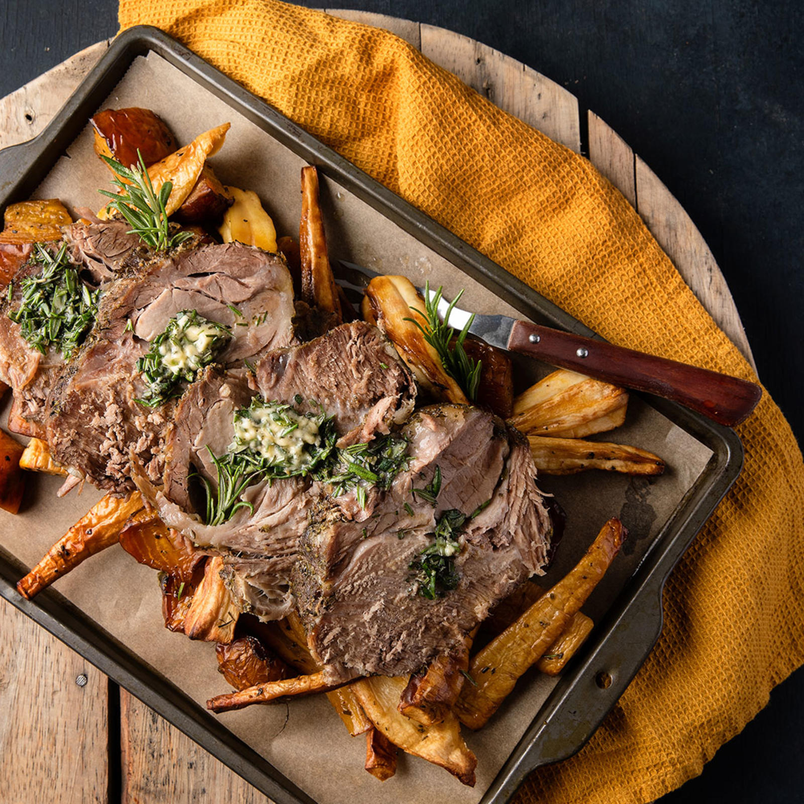 Ylikypsä rosmariini-possunniska ja Kulman Keittiön hunajapaahdettuja palsternakkoja ja keltajuuria