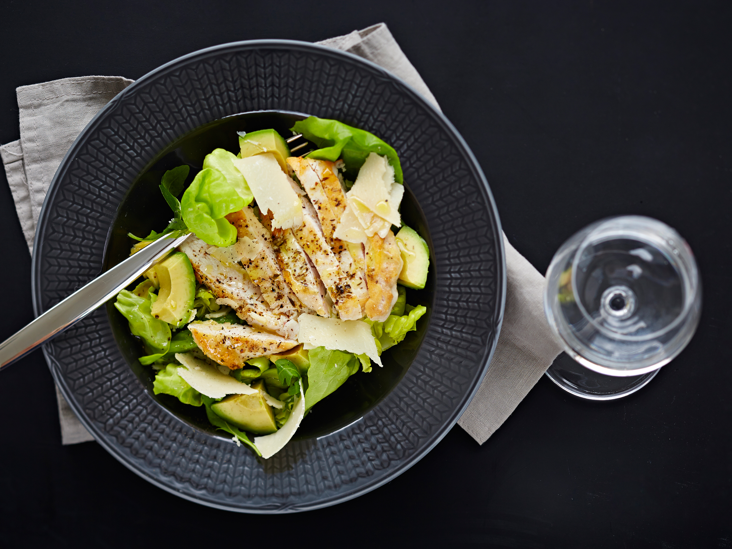 Kana-avokadosalaatti