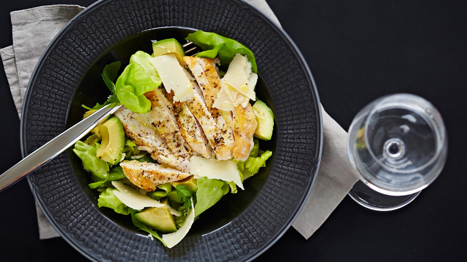 Kana avokadosalaatti