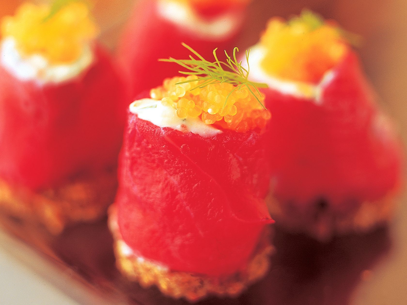 Punajuurikraavatut lohi-mätirullat