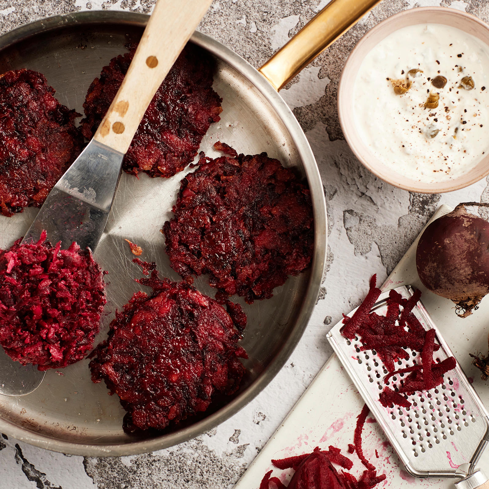 Punajuuri-halloumipihvit ja kapriskastike