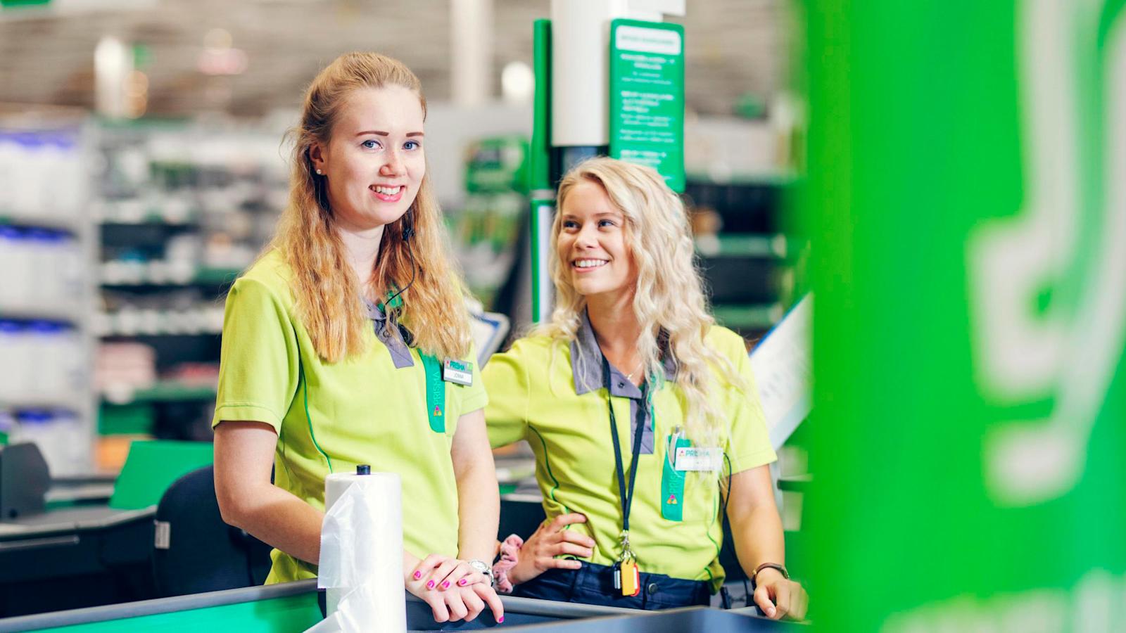 Jonna Eerola (vas.), 23, kannustaa Launeen Prismassa uusia kollegoitaan ottamaan rohkeasti kantaa ja kertomaan myös huolistaan. Vierellä työkaveri Inka Rekola, 21.