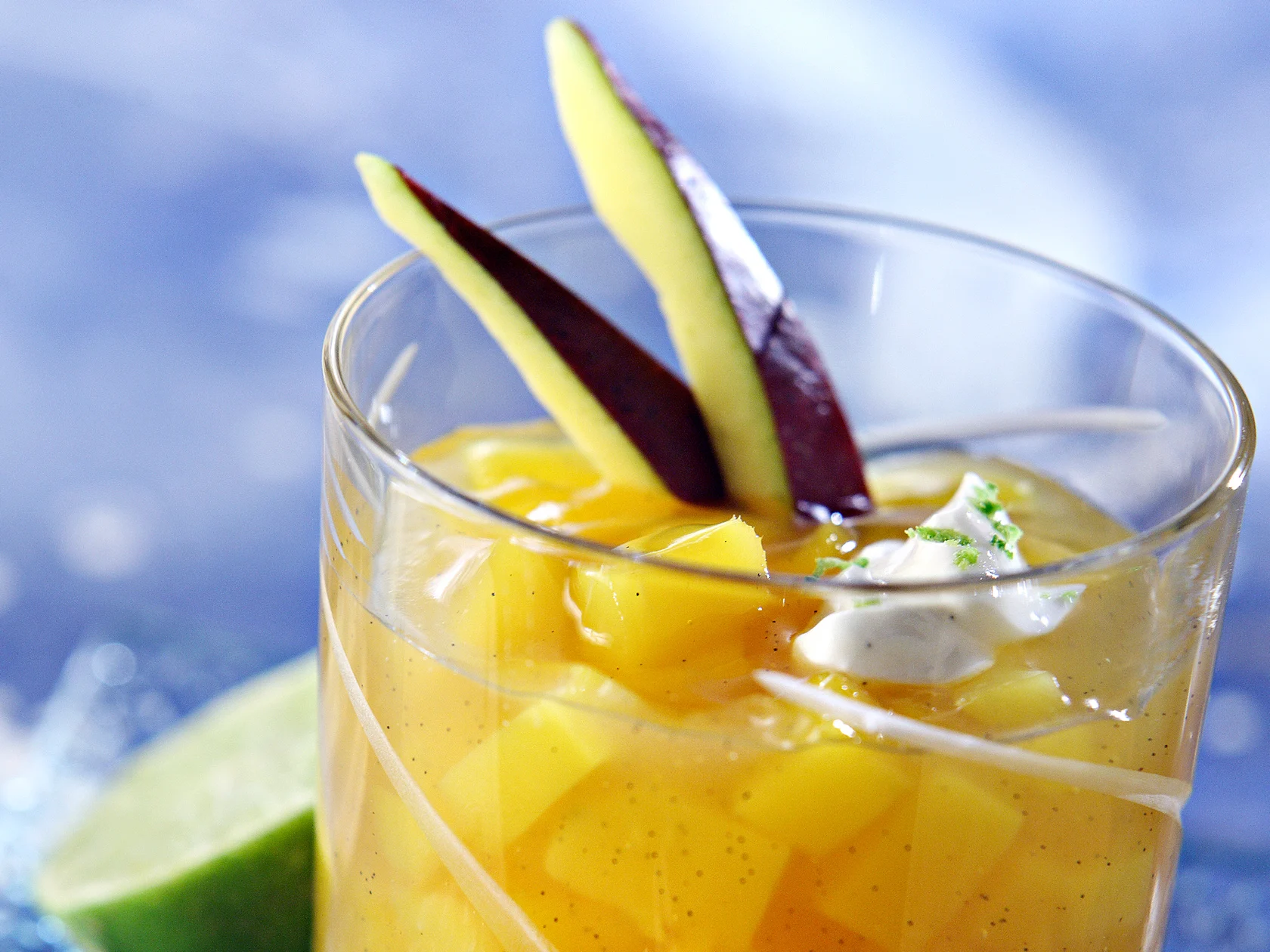 Mangokiisseli ja limetti-jogurttikastike