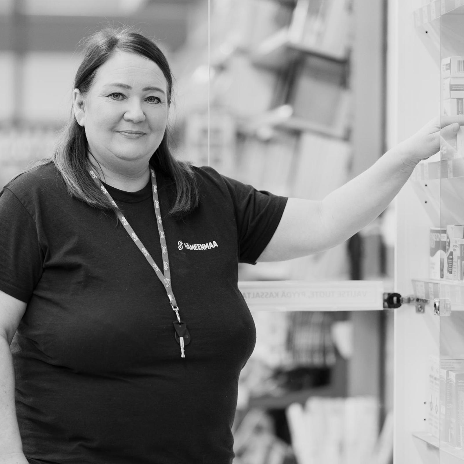 Päivikki Pulkkinen myy kaupastaan itsehoitolääkkeitä.