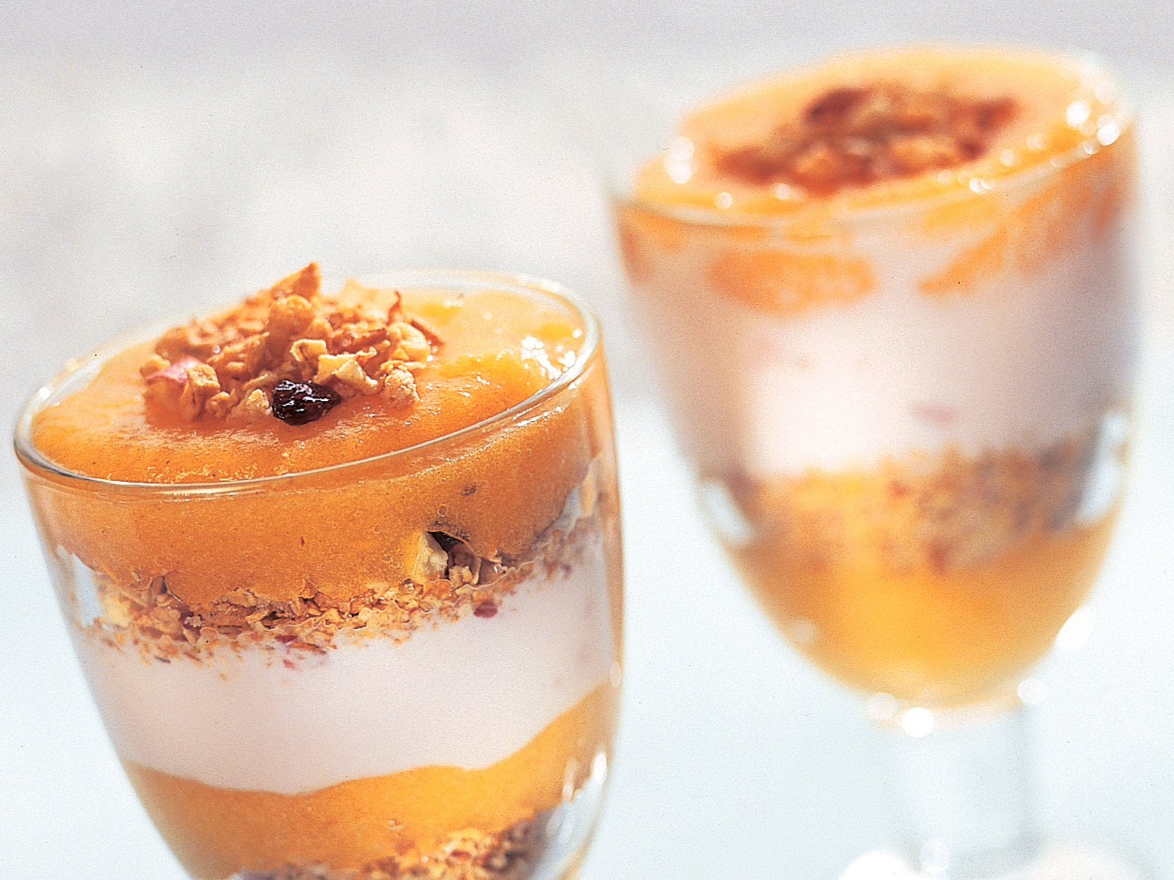 Keltaiset mysli-jogurttimaljat