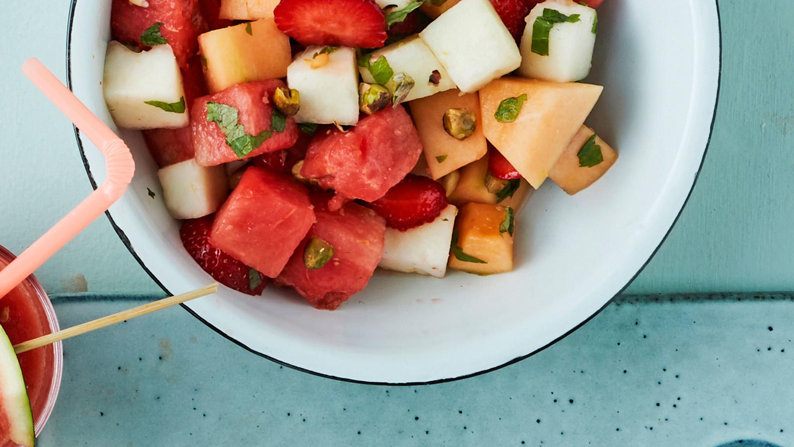 Raikas mansikka-melonisalaatti