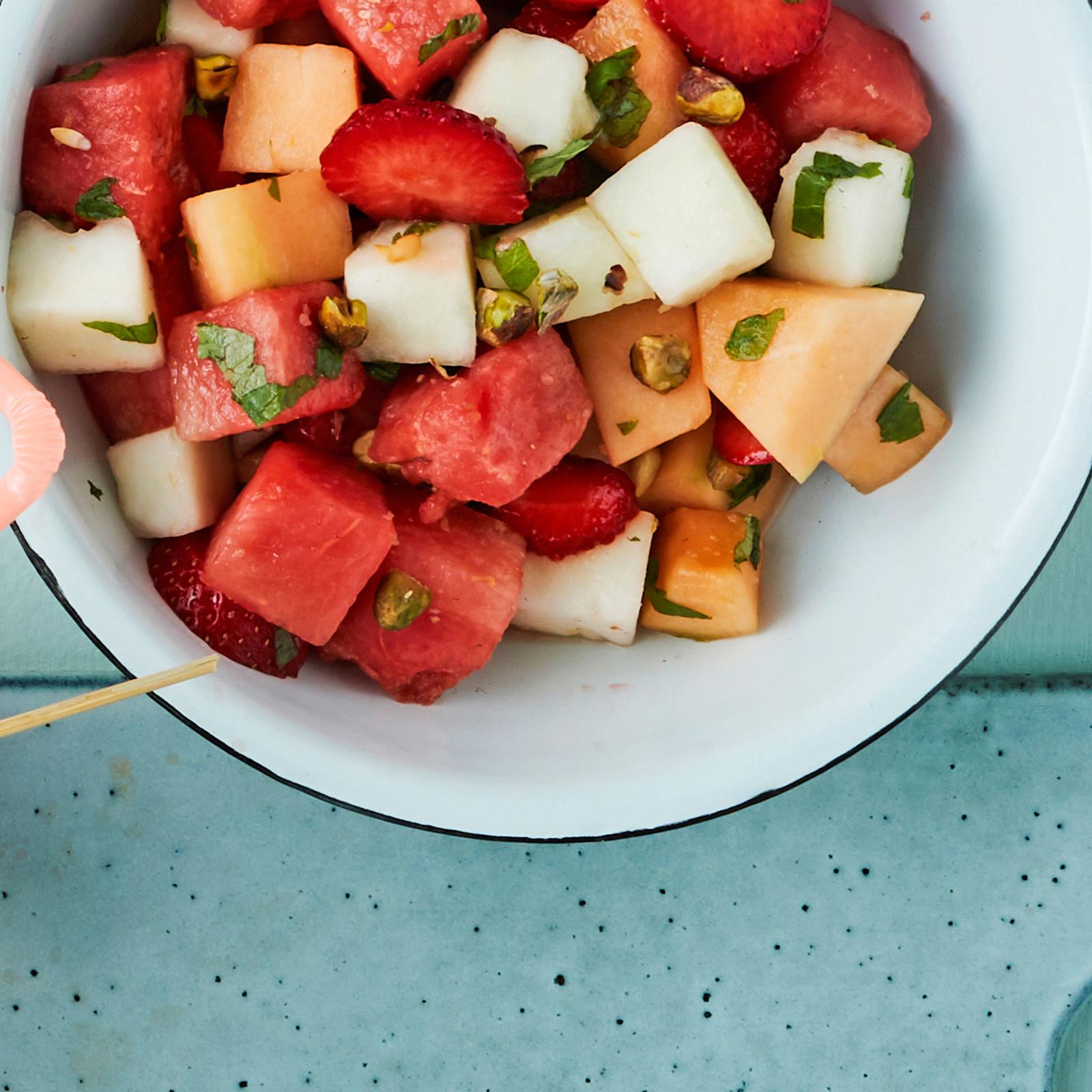 Raikas mansikka-melonisalaatti