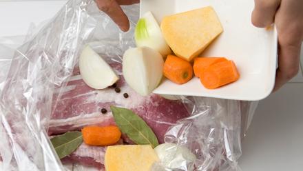 Kuori ja pilko sipuli, porkkana ja juuriselleri reiluiksi paloiksi. Nosta filee kasvisten ja pippureiden kanssa isoon paistopussiin.