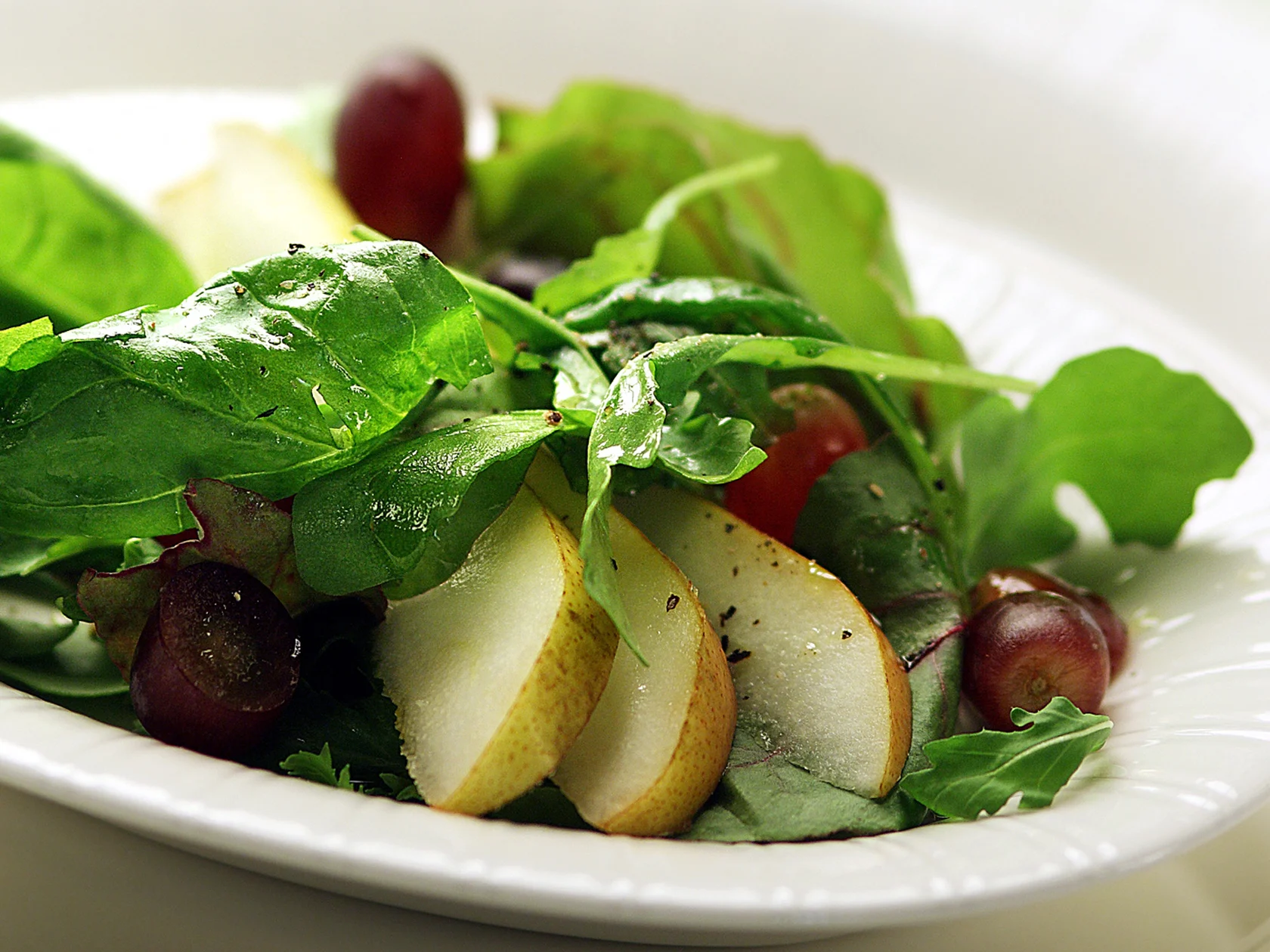 Raikas päärynä-rypälesalaatti