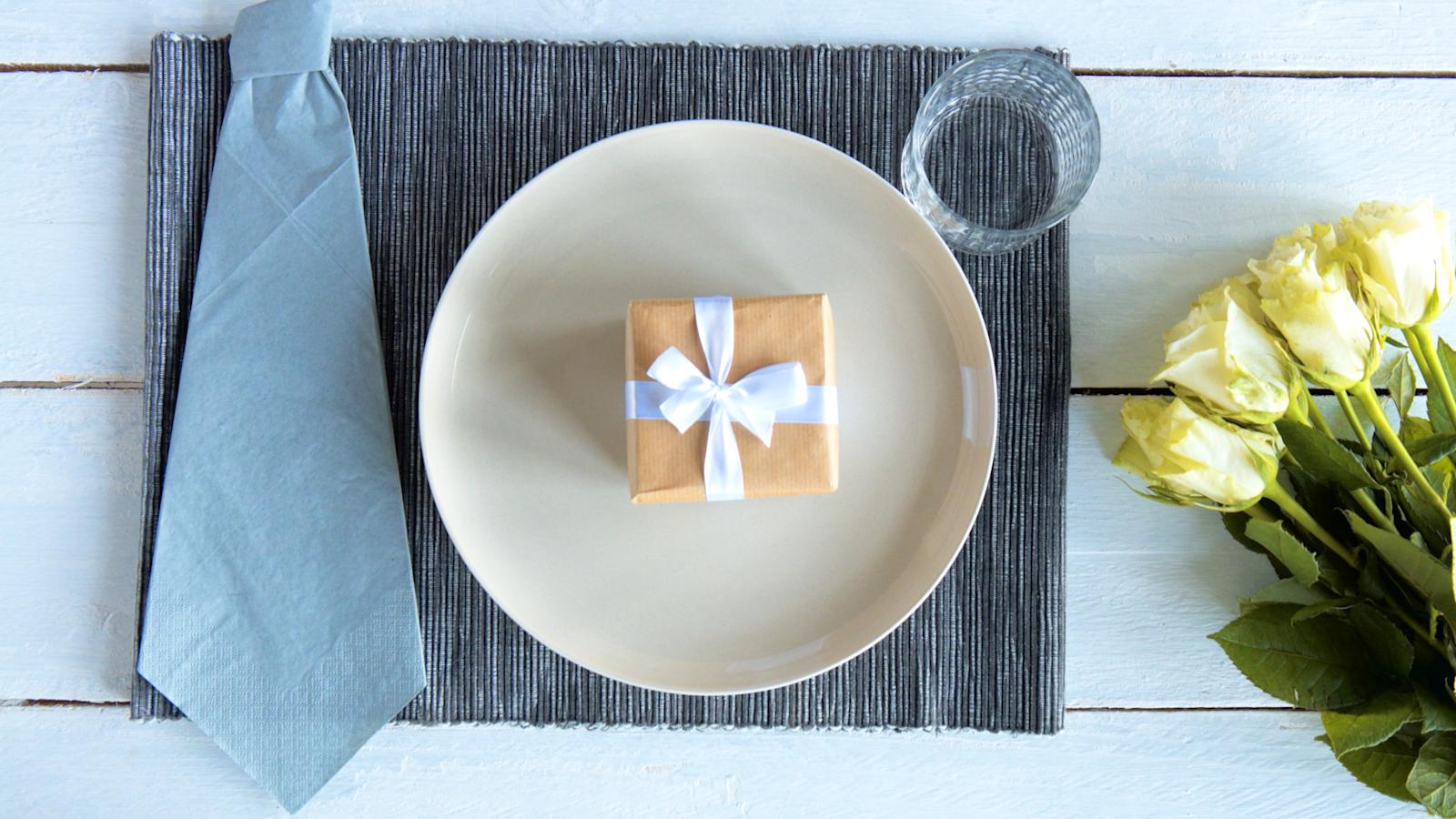 Taittele lautasliinasta solmio.