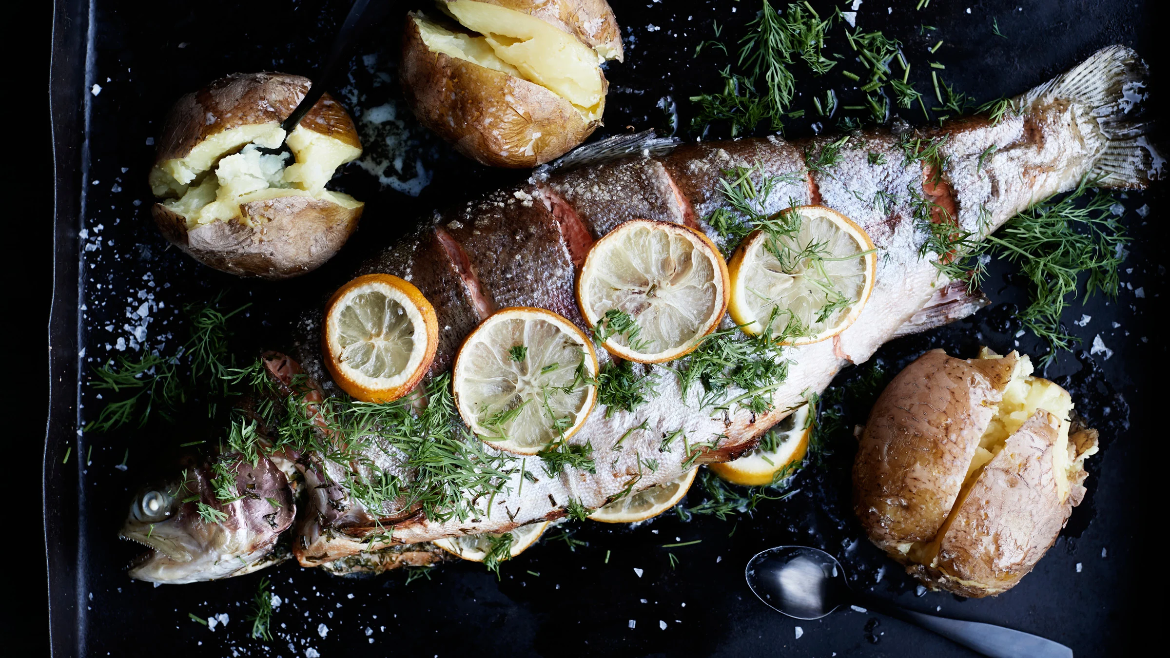 Tuorejuustolla täytetty uunikirjolohi