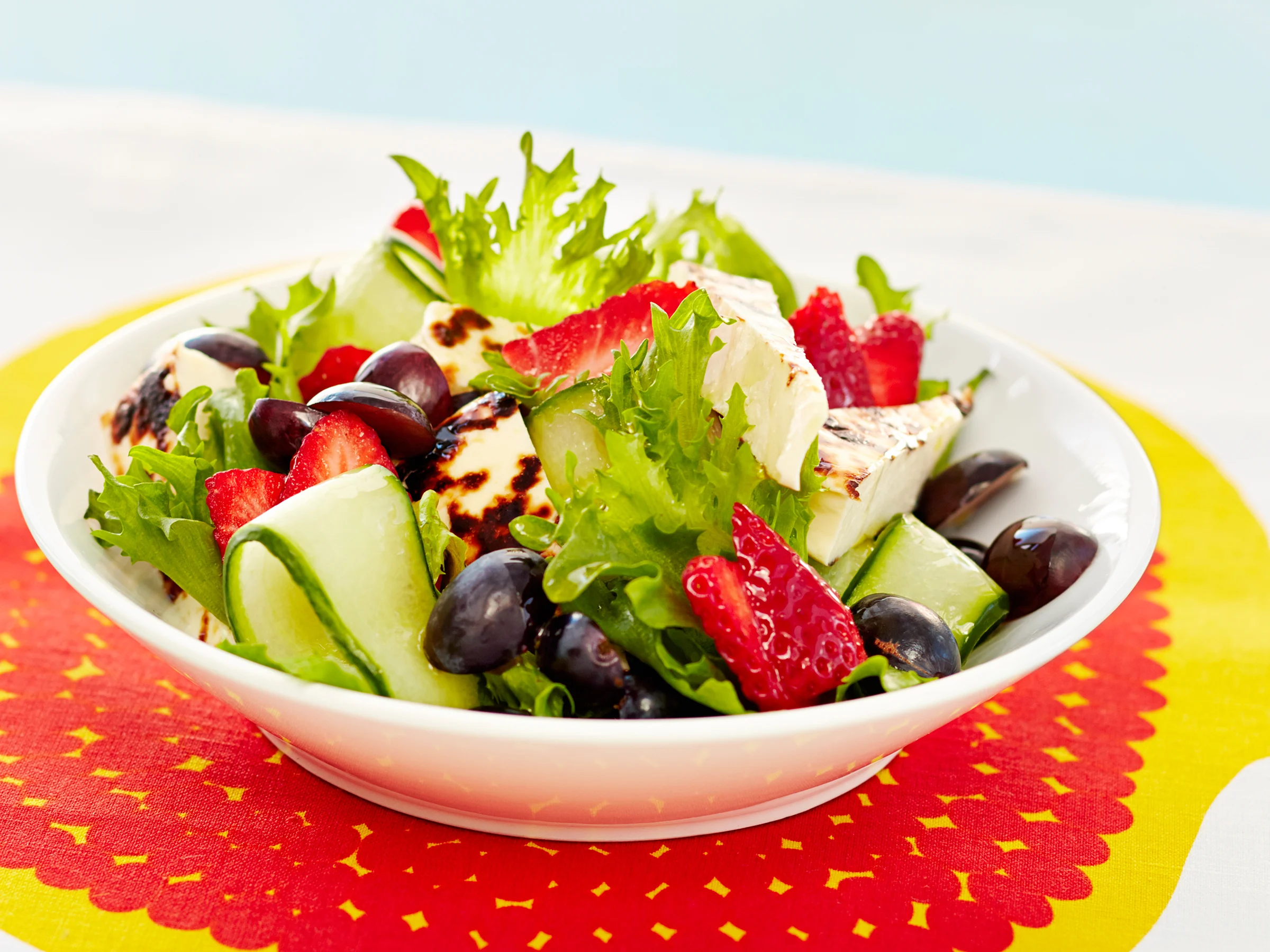 Mansikkainen leipäjuustosalaatti