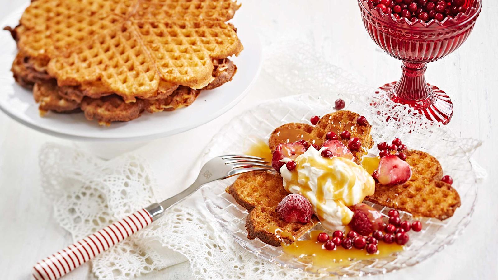 Rapeat vohvelit, marjoja ja hilloa