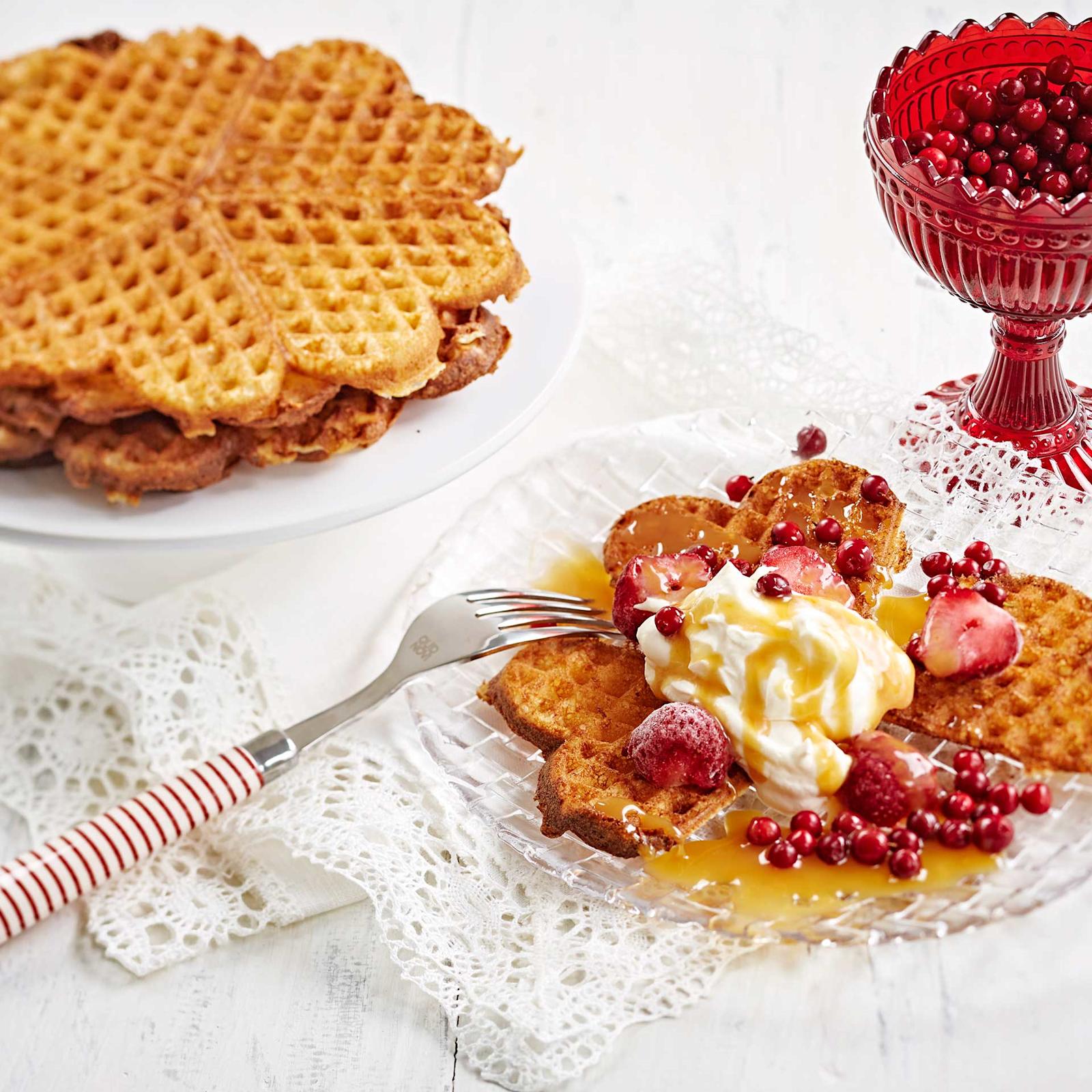 Rapeat vohvelit, marjoja ja hilloa