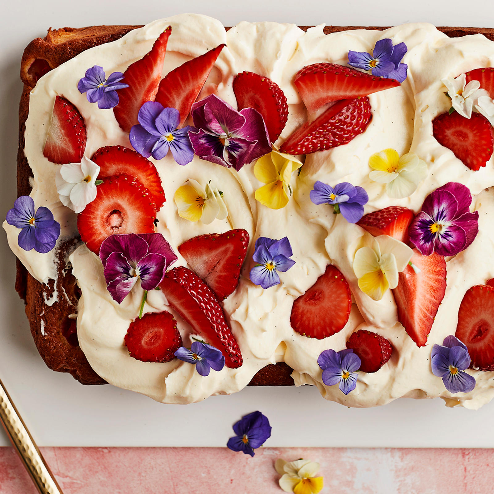 Helppo mansikka-raparperikakku