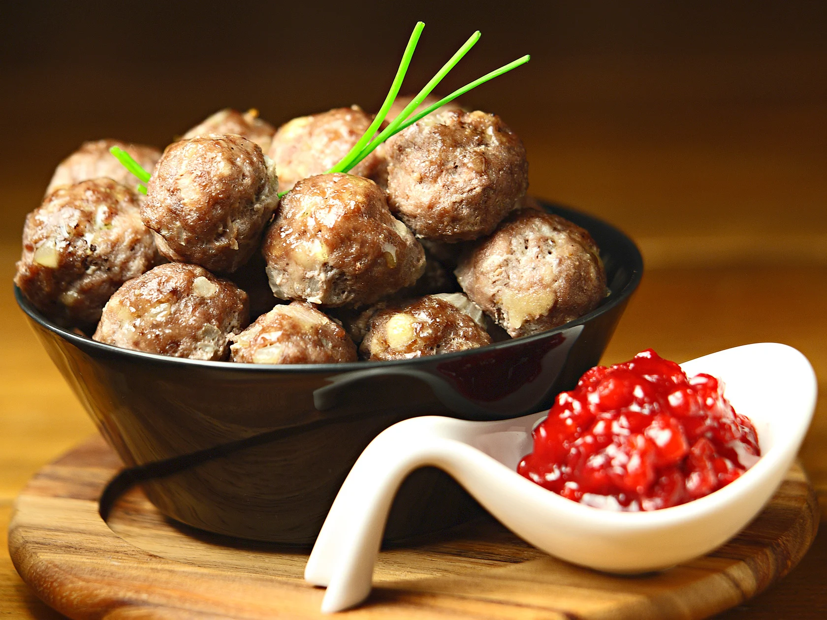 Lihapullat puolukkamarmeladin kera