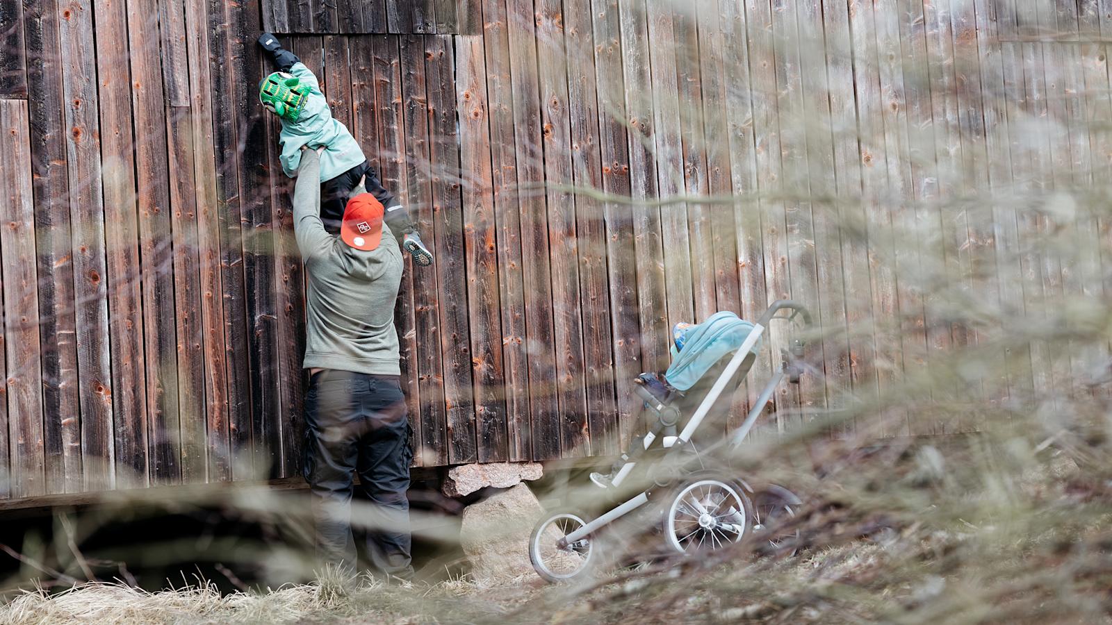 Ville Kinaret ulkona lapsensa kanssa.