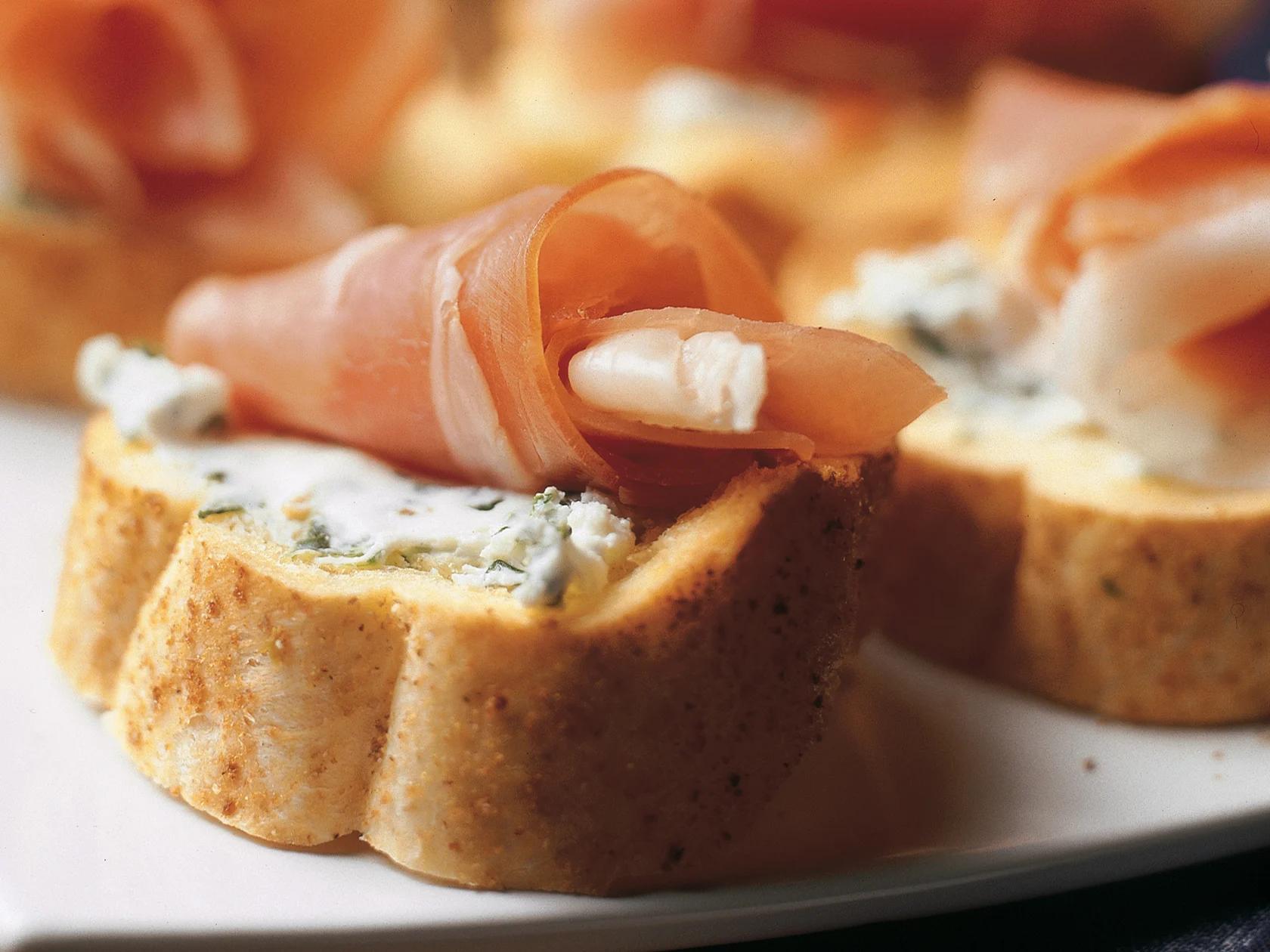 Parmankinkku-crostinit