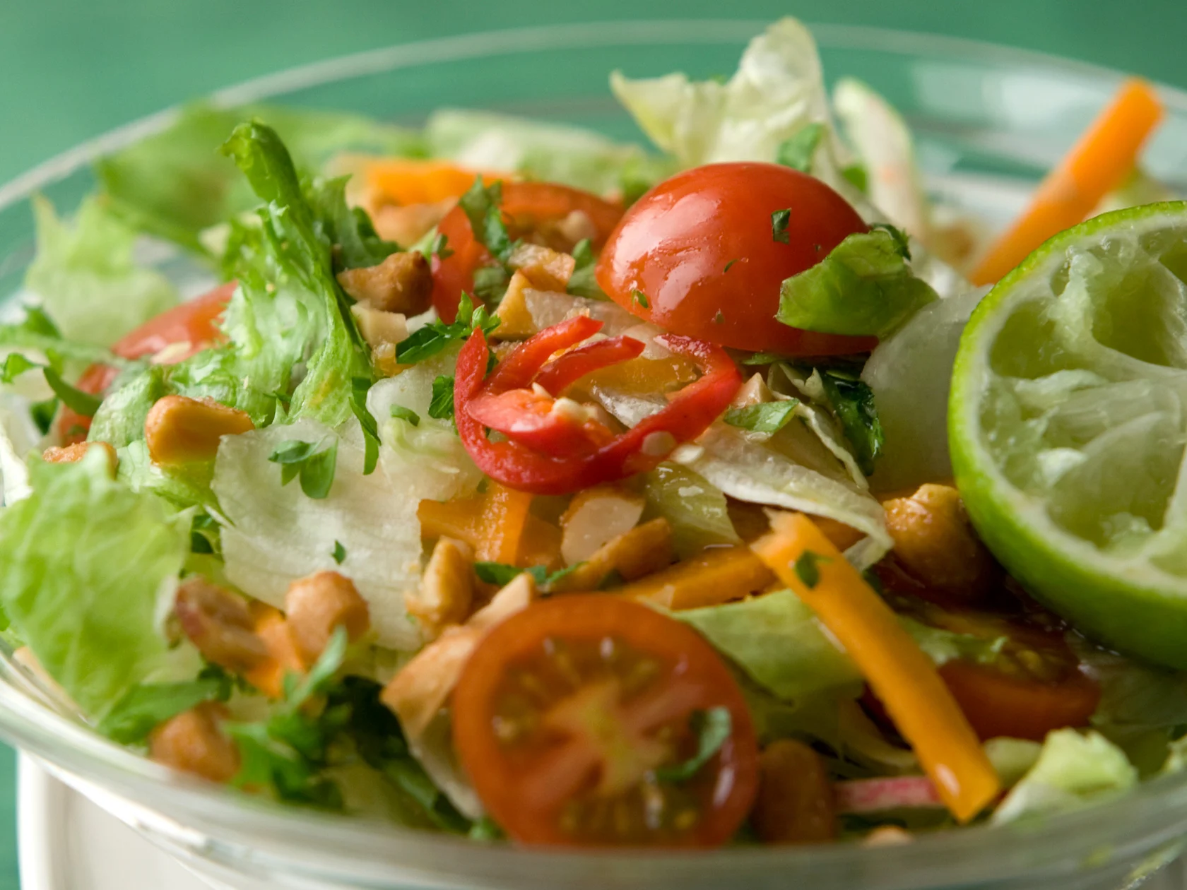 Thaimaalainen lisukesalaatti