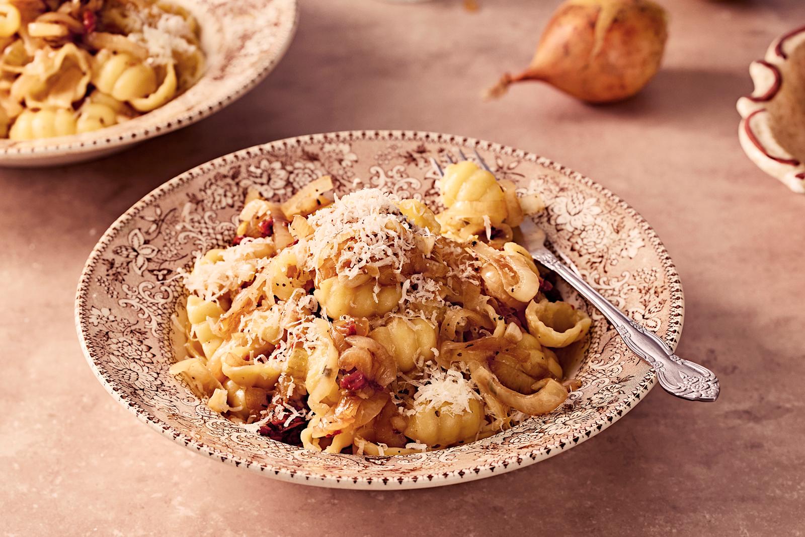 Karamellisoitu sipulipasta