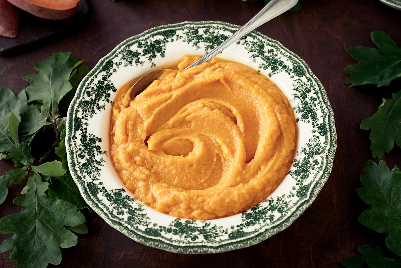 Bataattimuusi kuvioidulla lautasella ja lusikka