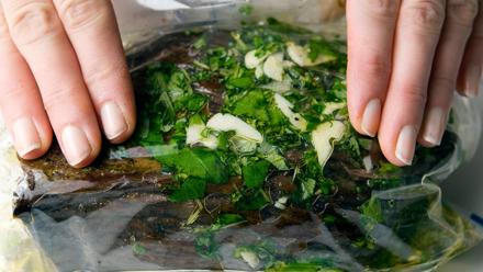 Sulje pussi tiiviisti ja kääntele sitä niin, että marinadi leviää tasaisesti lihan pinnalle. Siirrä kulhoon ja jääkaappiin 1–2 vuorokaudeksi.. Kääntele pussia välillä.