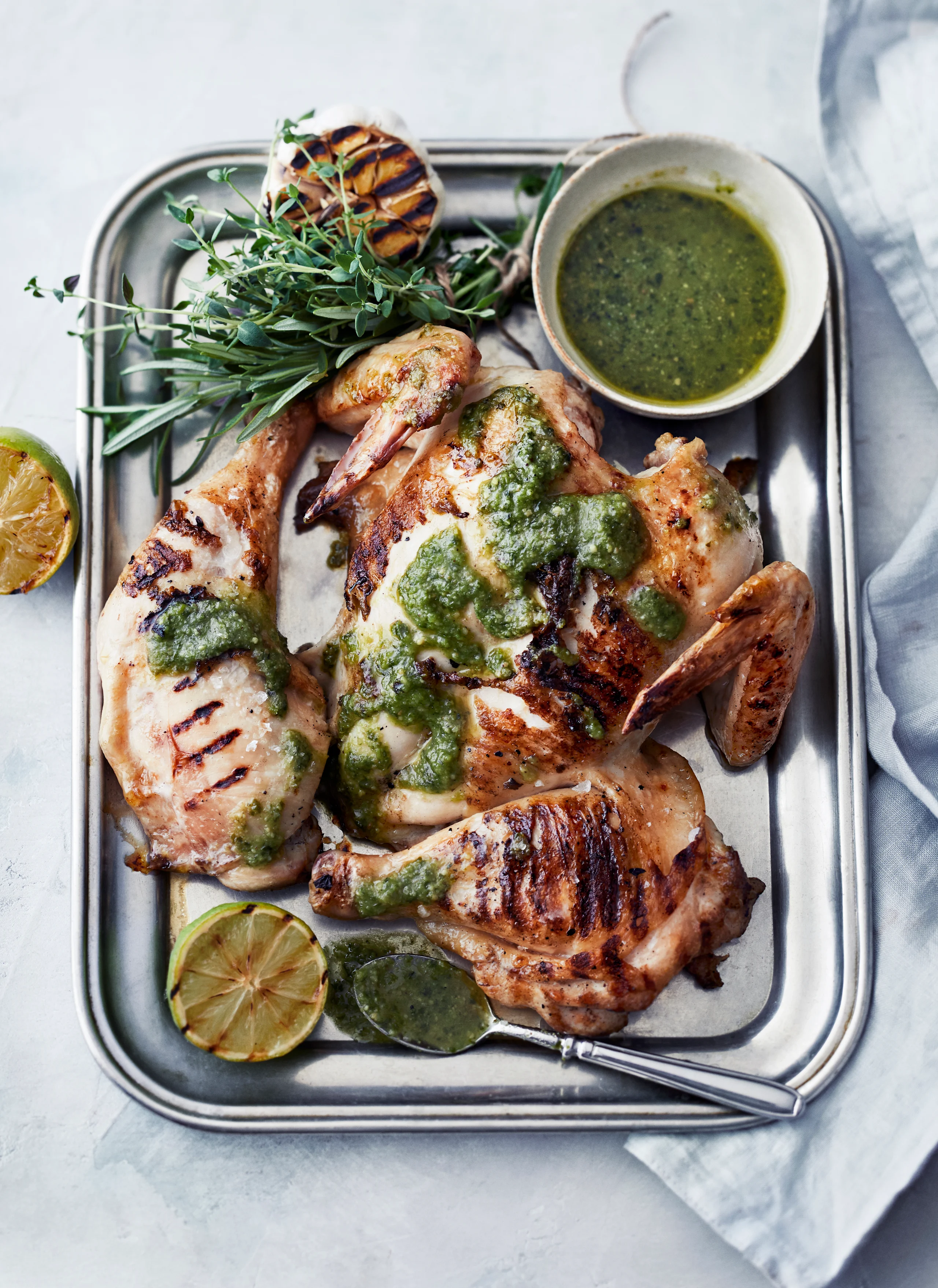 Tässä ohjeessa broileri paistetaan ensin uunissa ennen grillaamista, joten se on helppo valmistella ennen vieraiden saapumista.