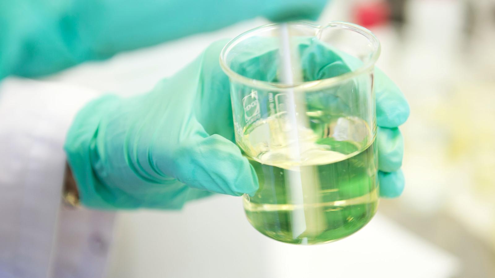 Serto Color -pesuainetta kehitetään laboratoriossa