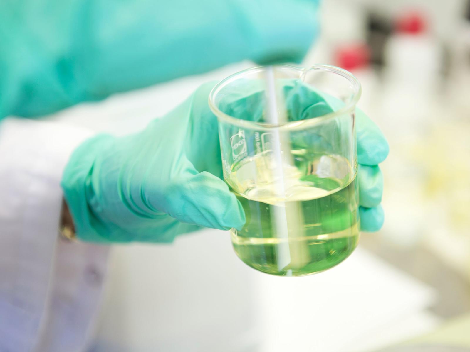 Serto Color -pesuainetta kehitetään laboratoriossa