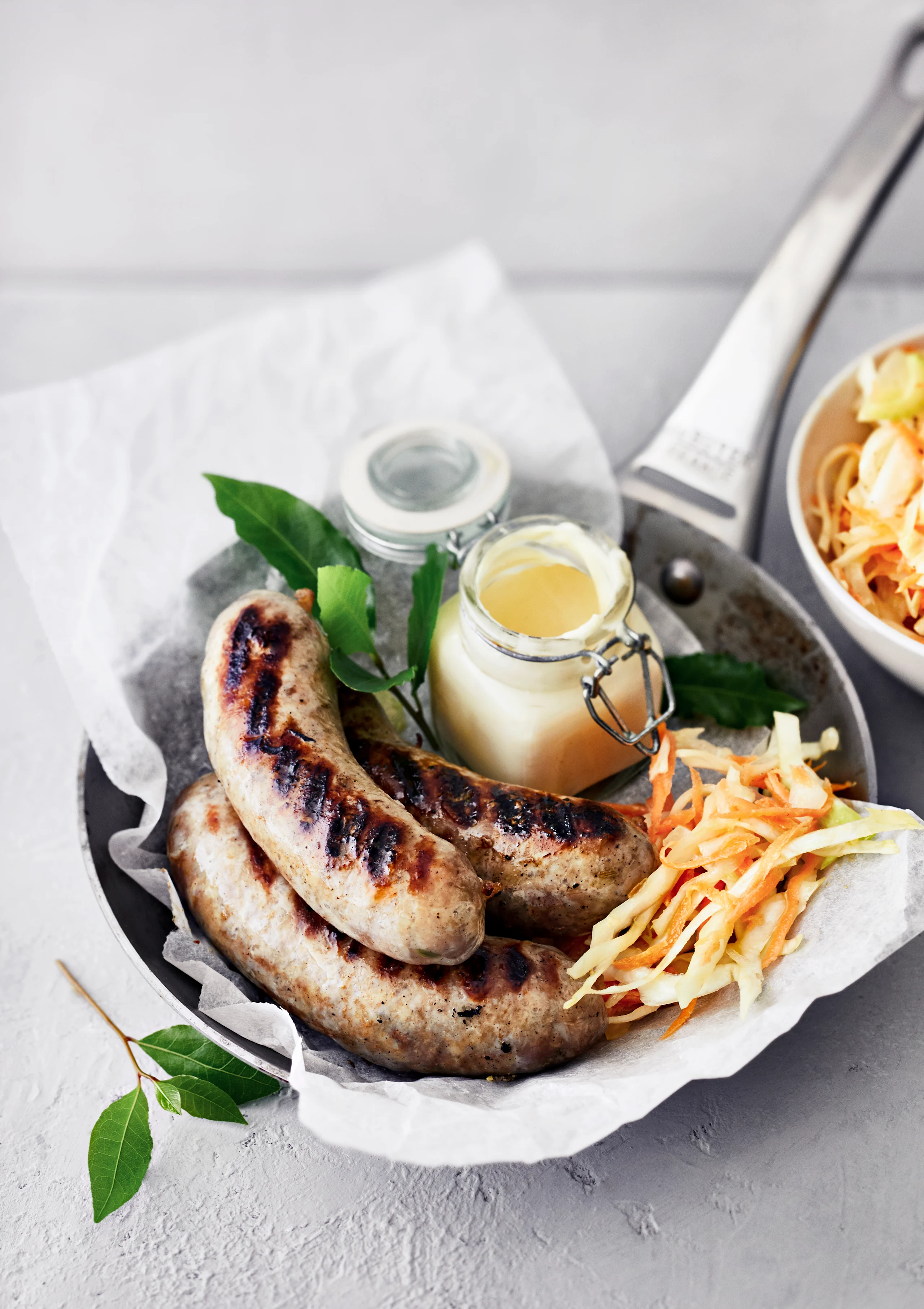 Grillatun raakamakkaran kanssa sopii erinomaisesti itse tehty kirkas coleslaw.