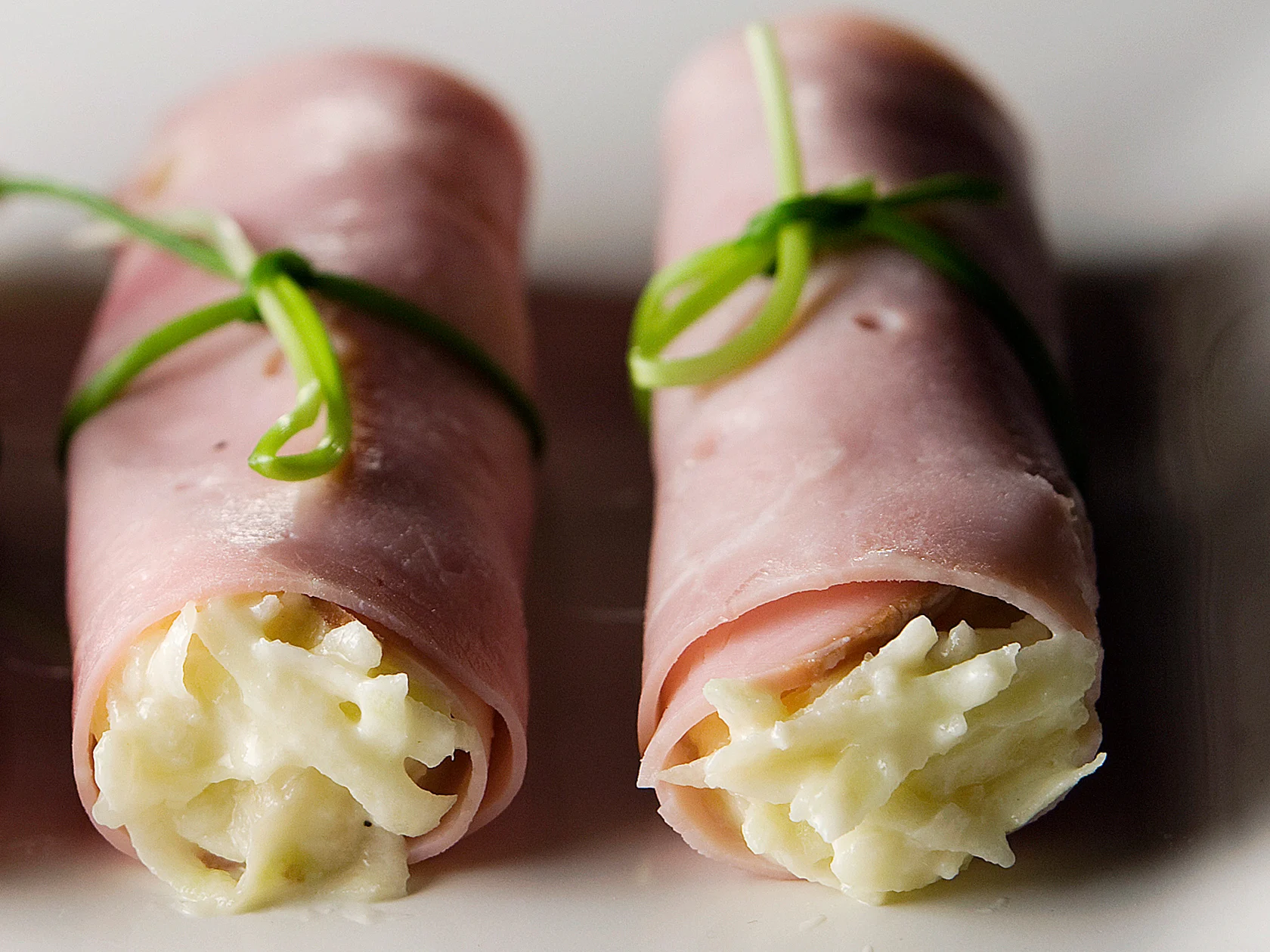 Salaatilla täytetyt kinkkurullat